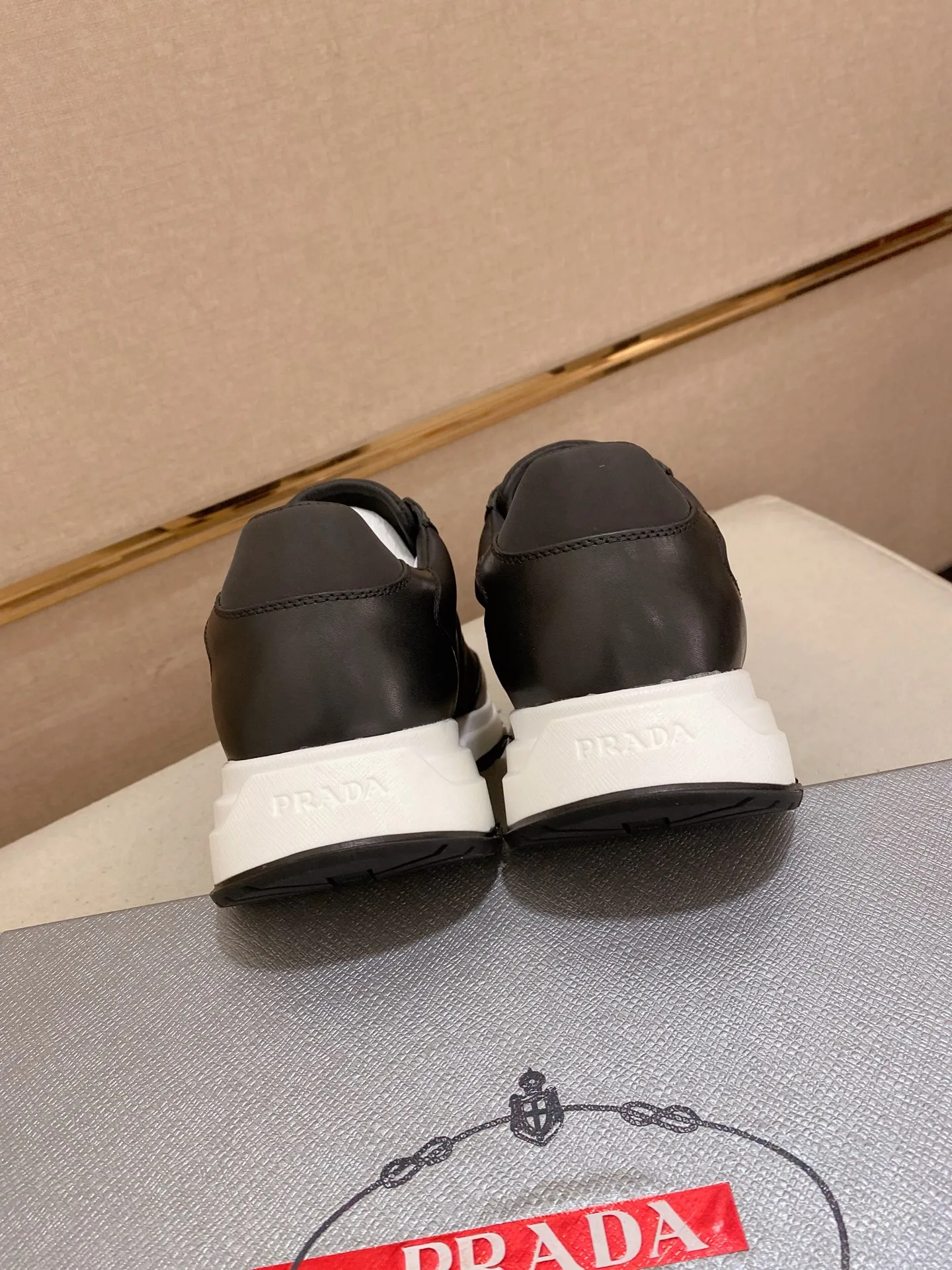 Men's shoes 💰 580💰 ✔️✔️✔️Higher version High-quality new PRADA (Prada) counters are launched simultaneously. The new men's shoes and 😘 fabrics are made of high-tech glue-spraying technology. Lining: Full cowhide lining. 👍🏿 High-end ☄️ air-cushion molded anti-slip rubber outsole, exquisite lines, simple and elegant, comfortable and high-end for leisure travel. Code number: 38 to 44 (45 can be customized and cannot be returned or exchanged)